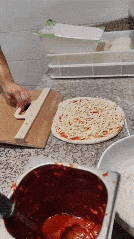 Pizzaspade med glidfunktion – tunn & värmetålig design - ELLY